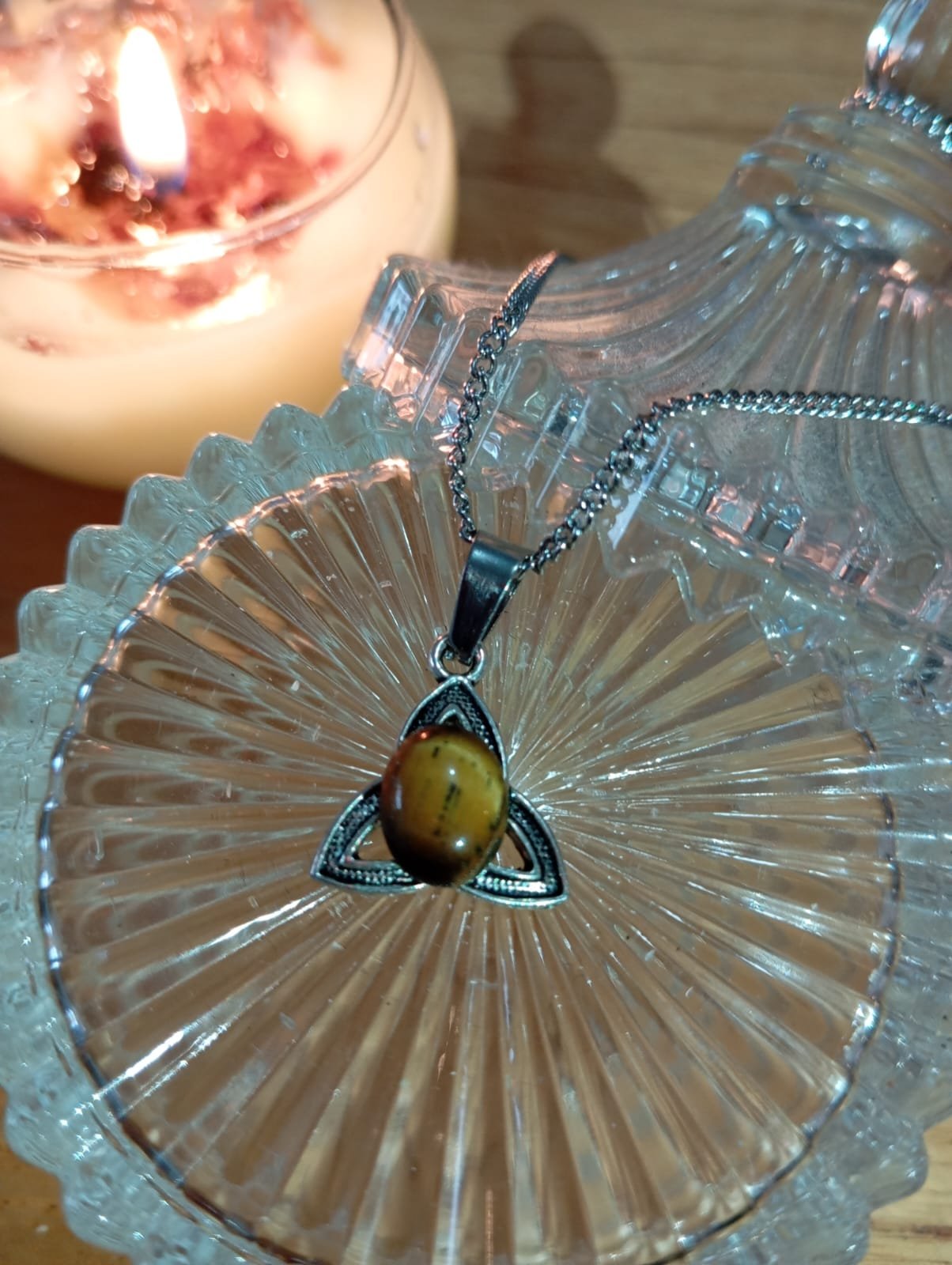 Collar de Ojo de Tigre con Triqueta - Foto producto Rincón de Freya