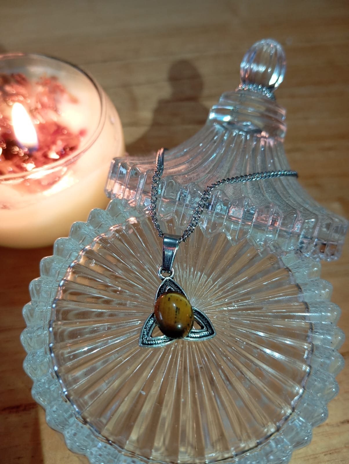 Collar de Ojo de Tigre con Triqueta - Foto producto Rincón de Freya